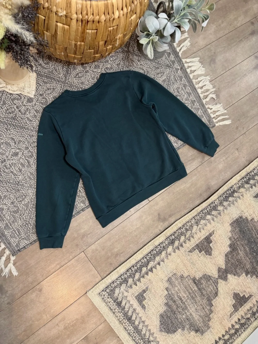 Columbia Tweens Dark Teal Crewneck Sweatshirt with Mint Logo Size Medium Unisex